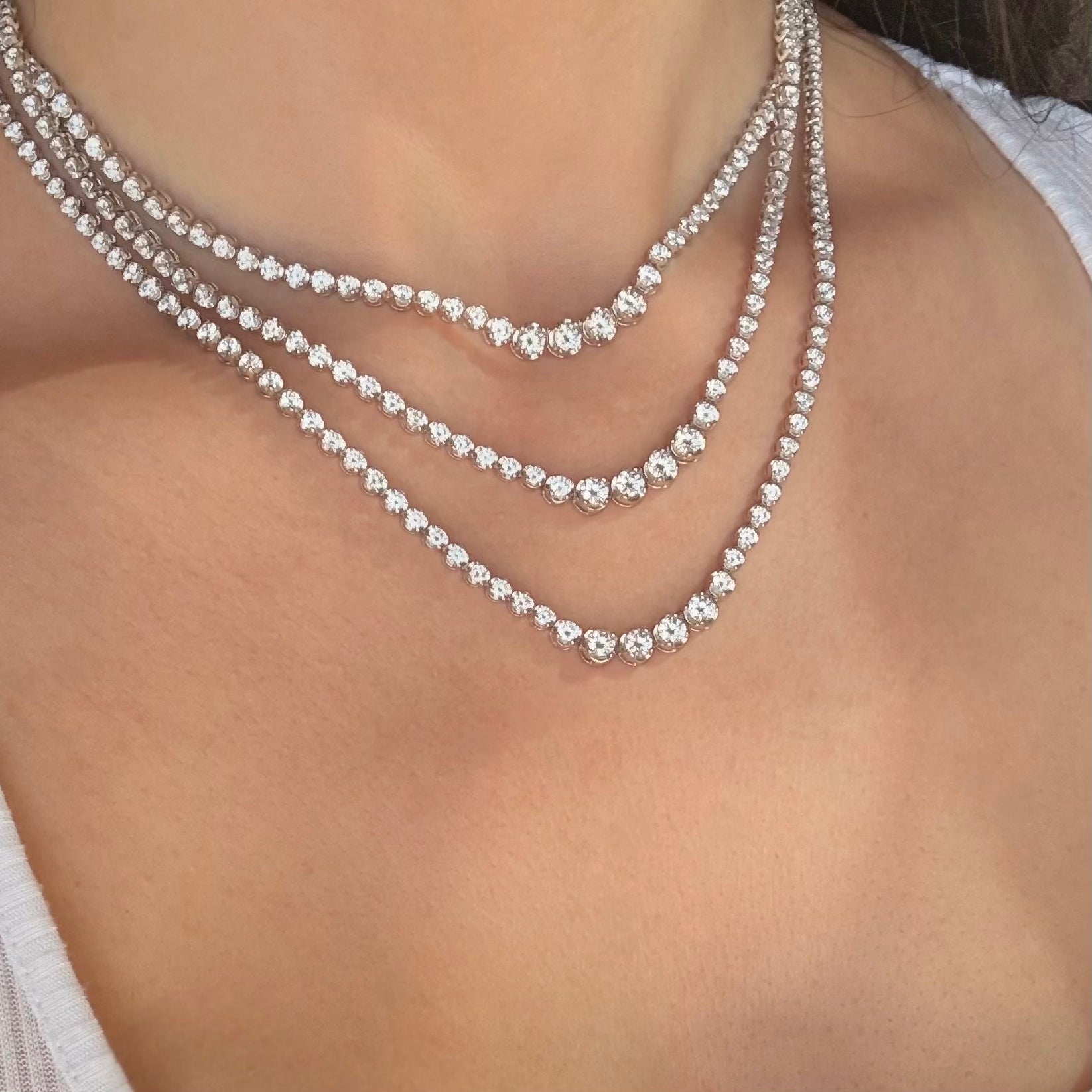 Graduated tennis necklace with adjustable lengt 