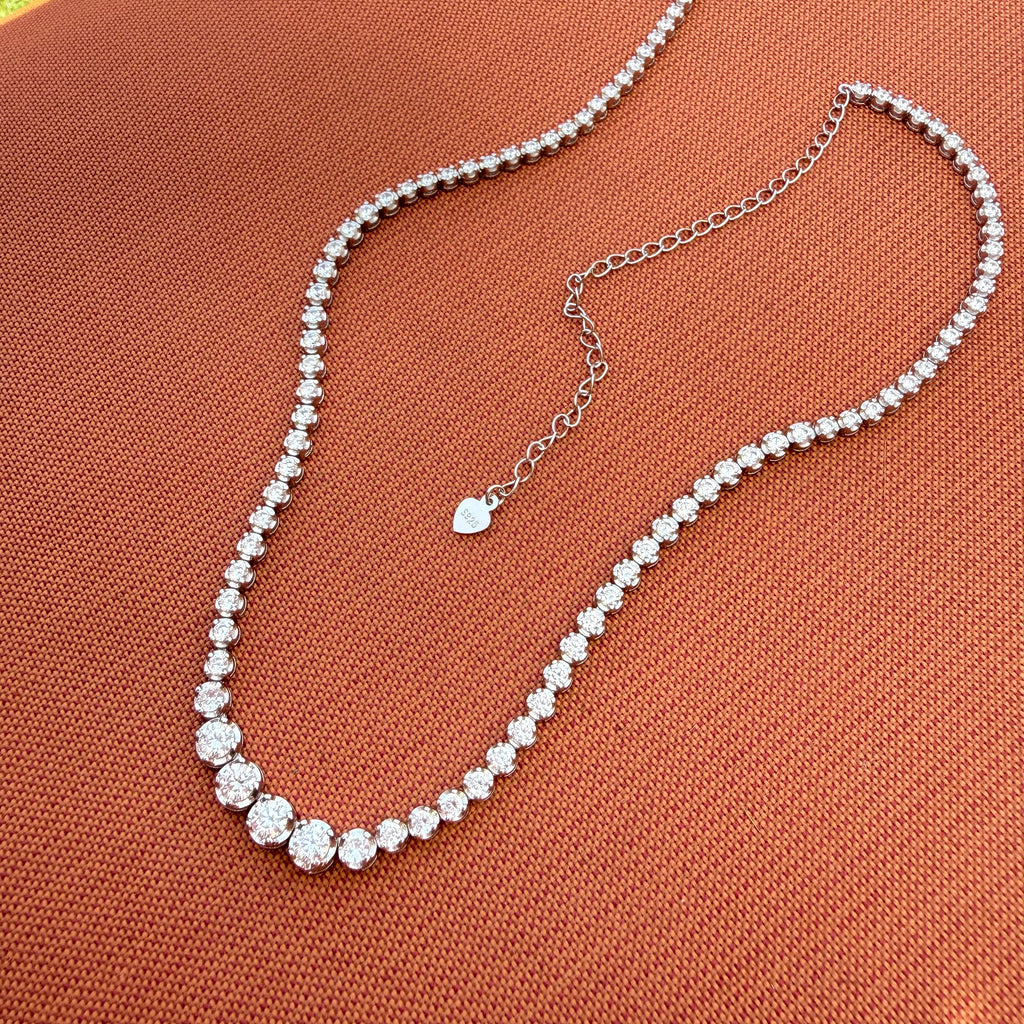 Graduated tennis necklace with extension chain