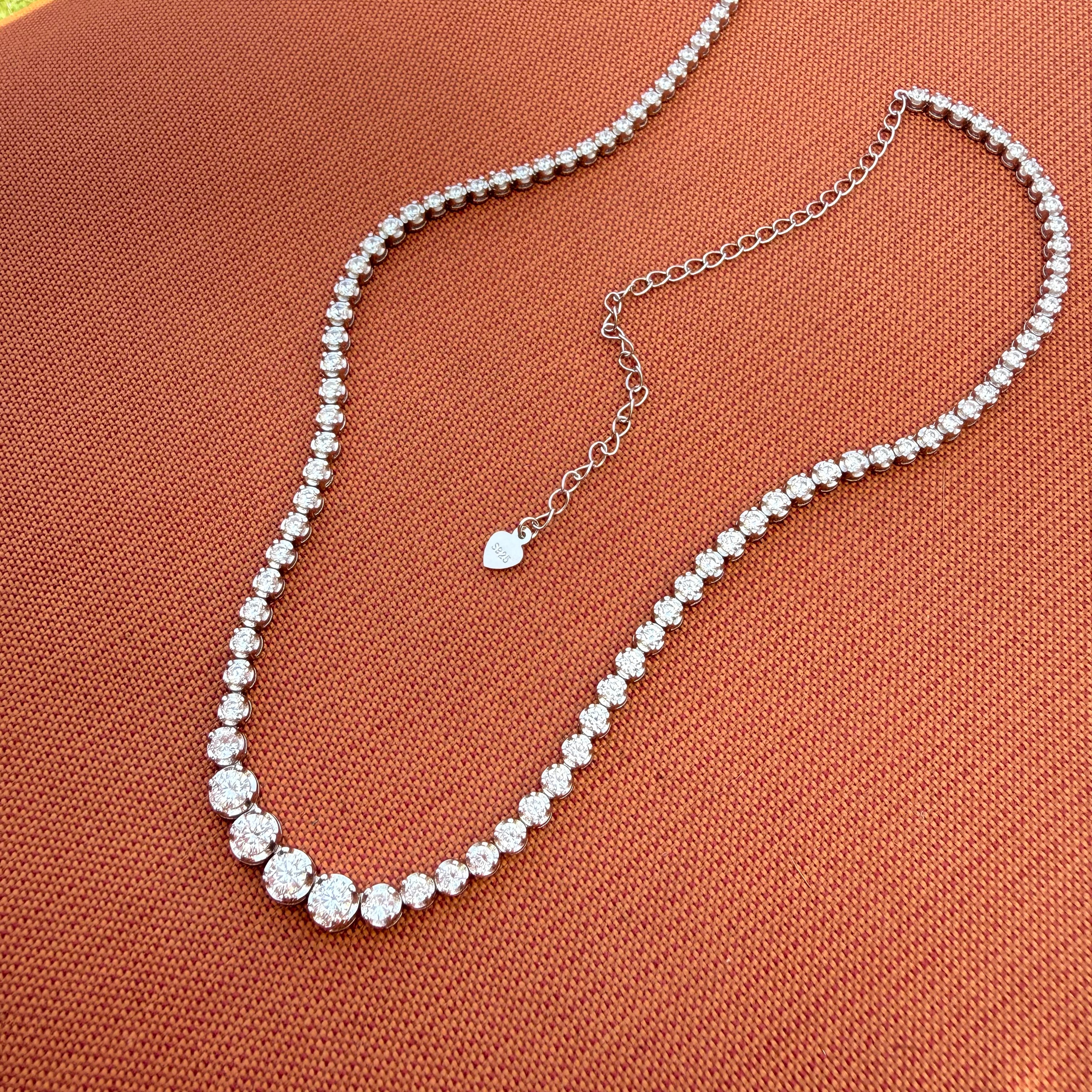 Graduated tennis necklace with extension chain