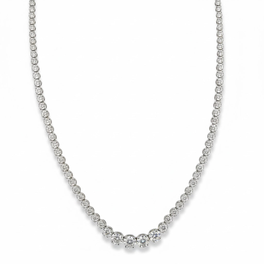Graduated tennis necklace in silver and moissanite