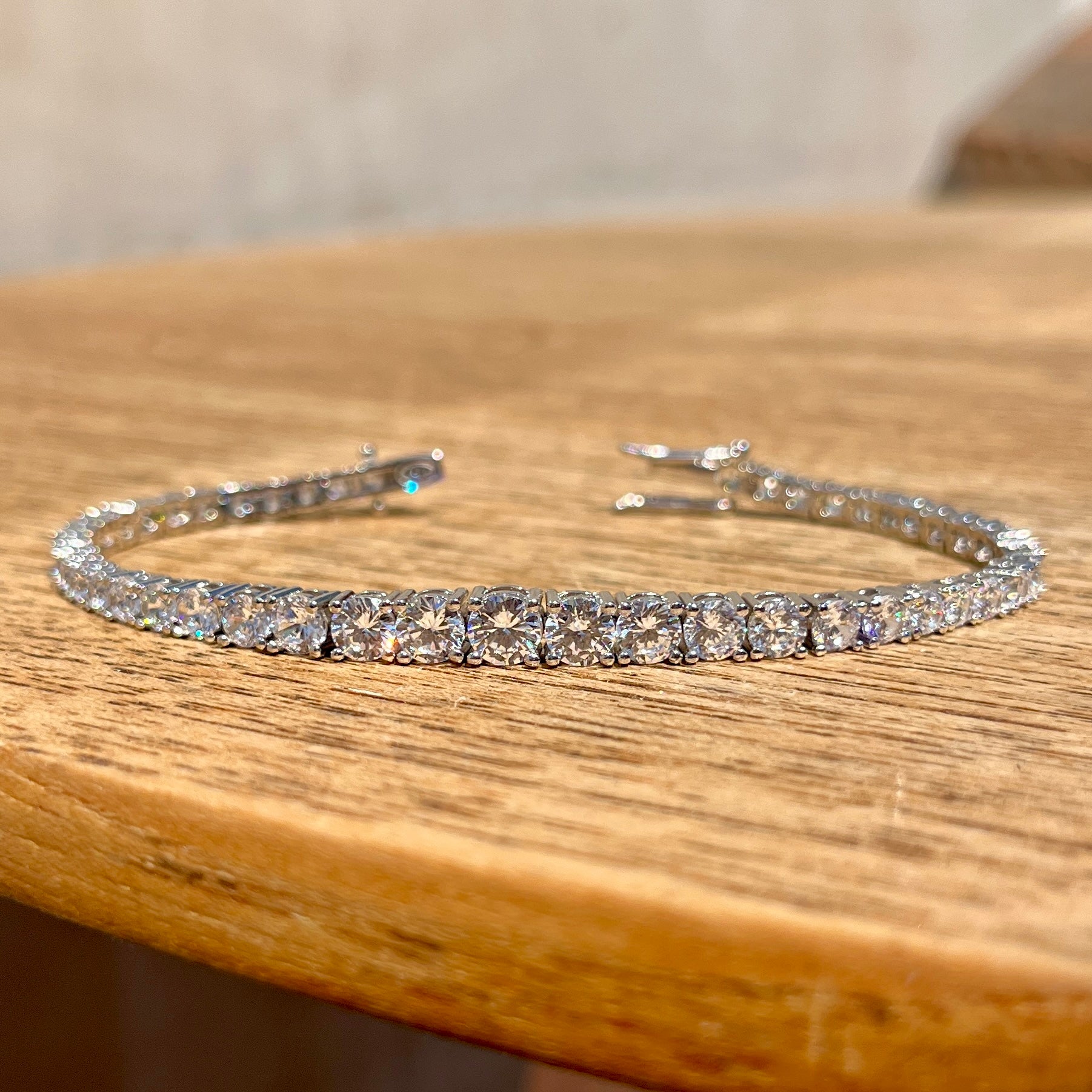 Graduated tennis anklet