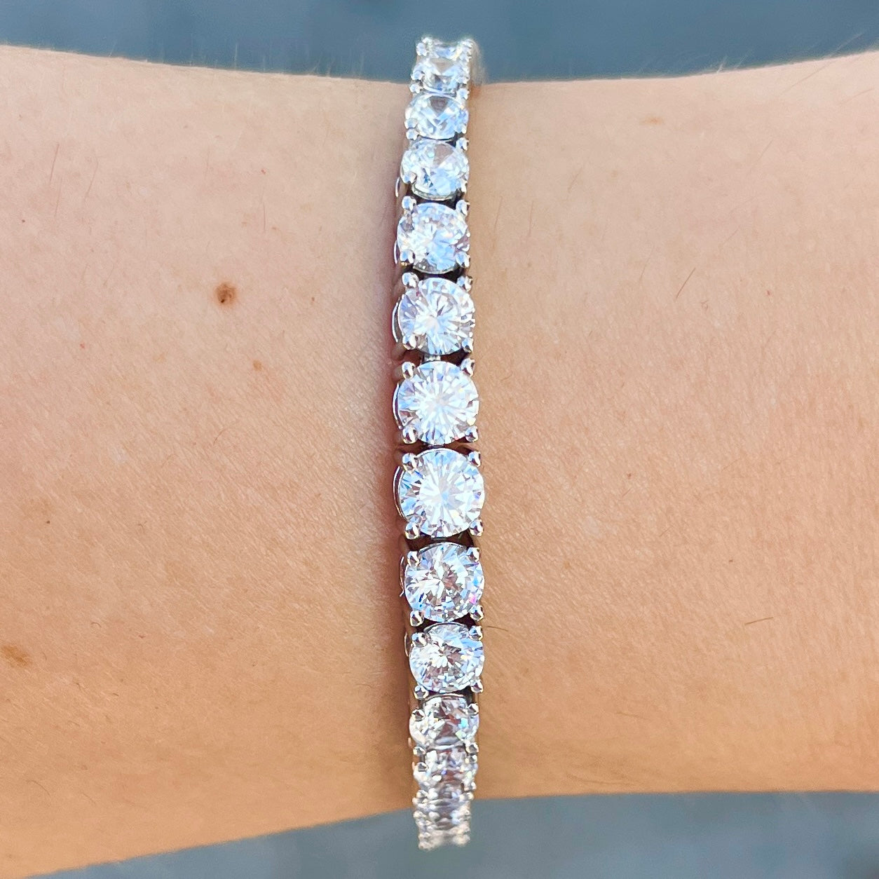 Graduated tennis bracelet on a wrist