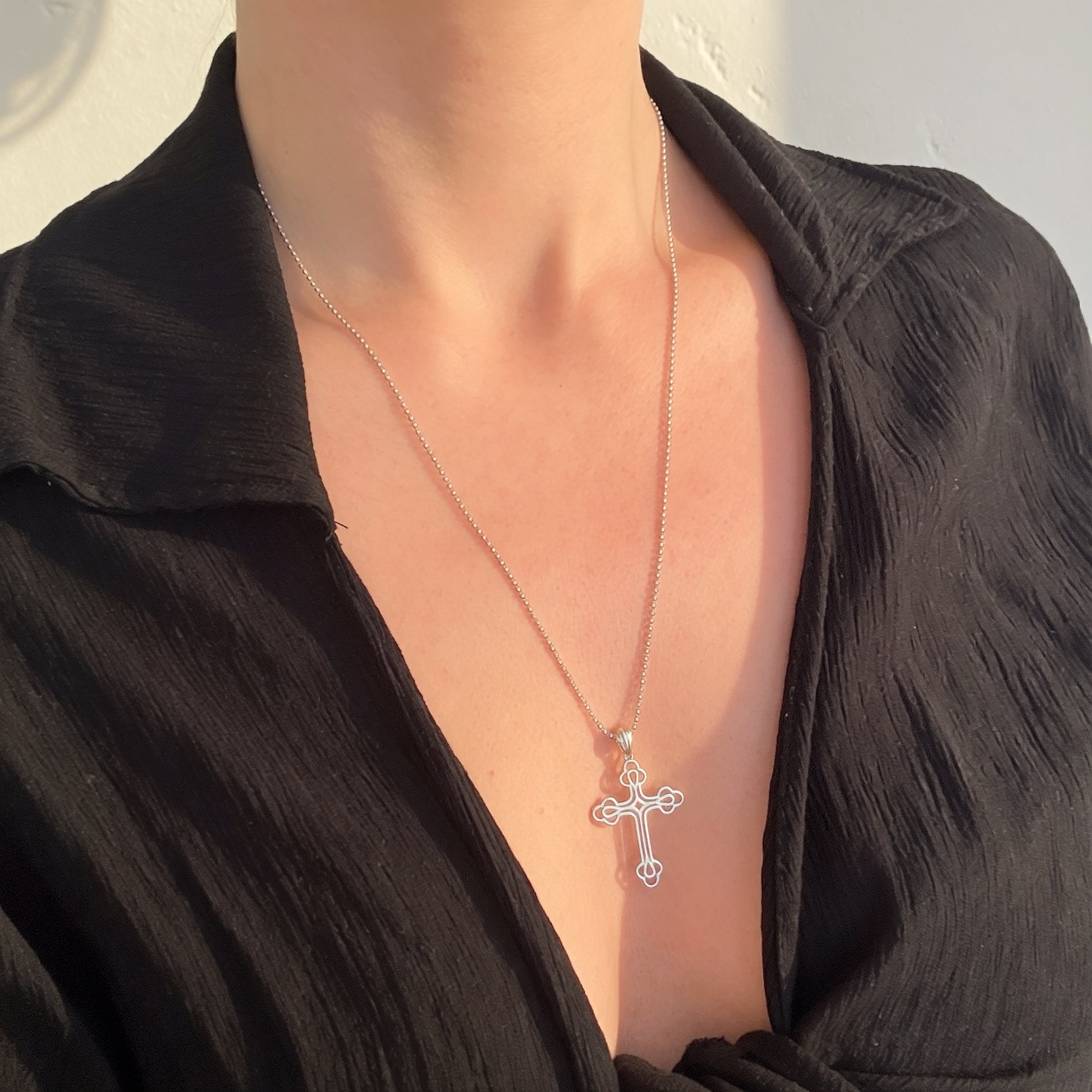THE MIDI “BILLIE” CROSS NECKLACE