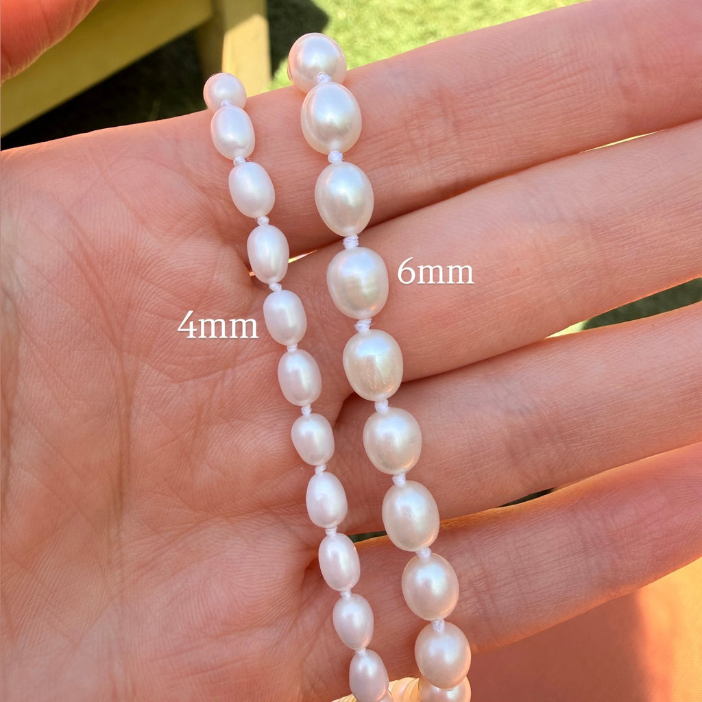 Pearl necklace held in hand with measurements '4mm' and '6mm' indicated.